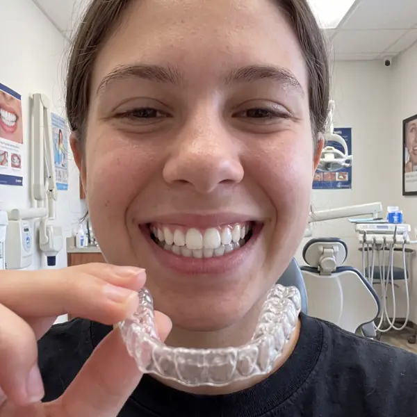 Najstnik z opornico Invisalign Teen