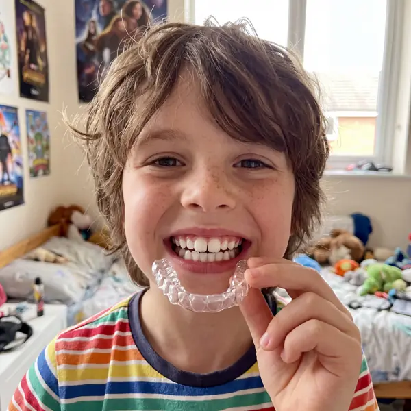 Otrok z opornico Invisalign First
