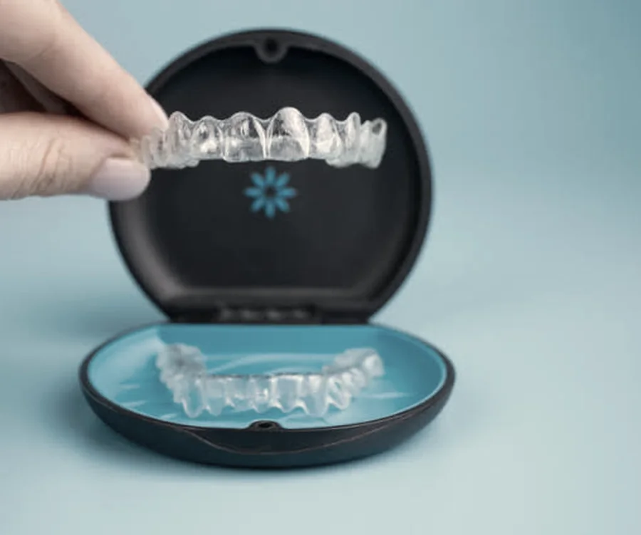 Prozorna opornica Invisalign in etui za shranjevanje